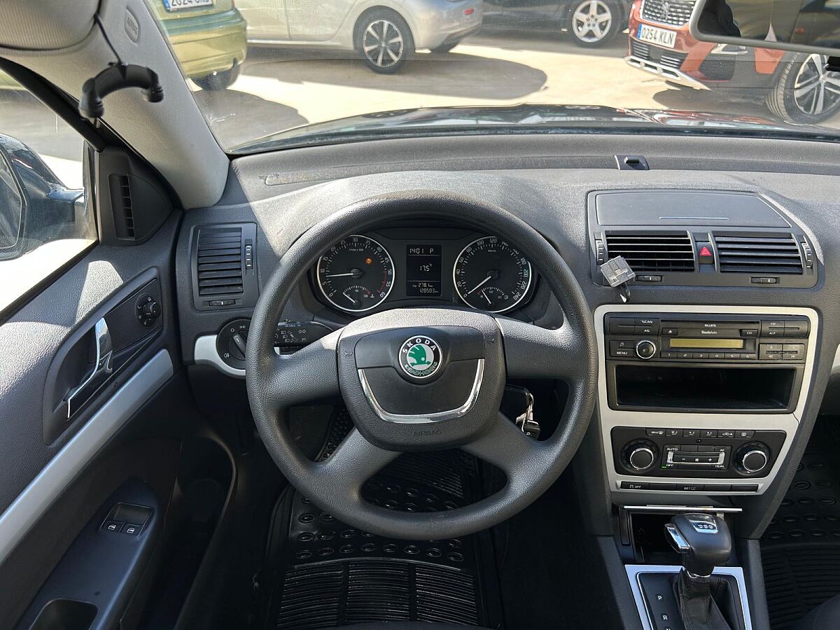 SKODA OCTAVIA AMBIENTE ESTATE 1.6 TDI AUTO SPANISH LHD IN SPAIN 80000 MILES 2011